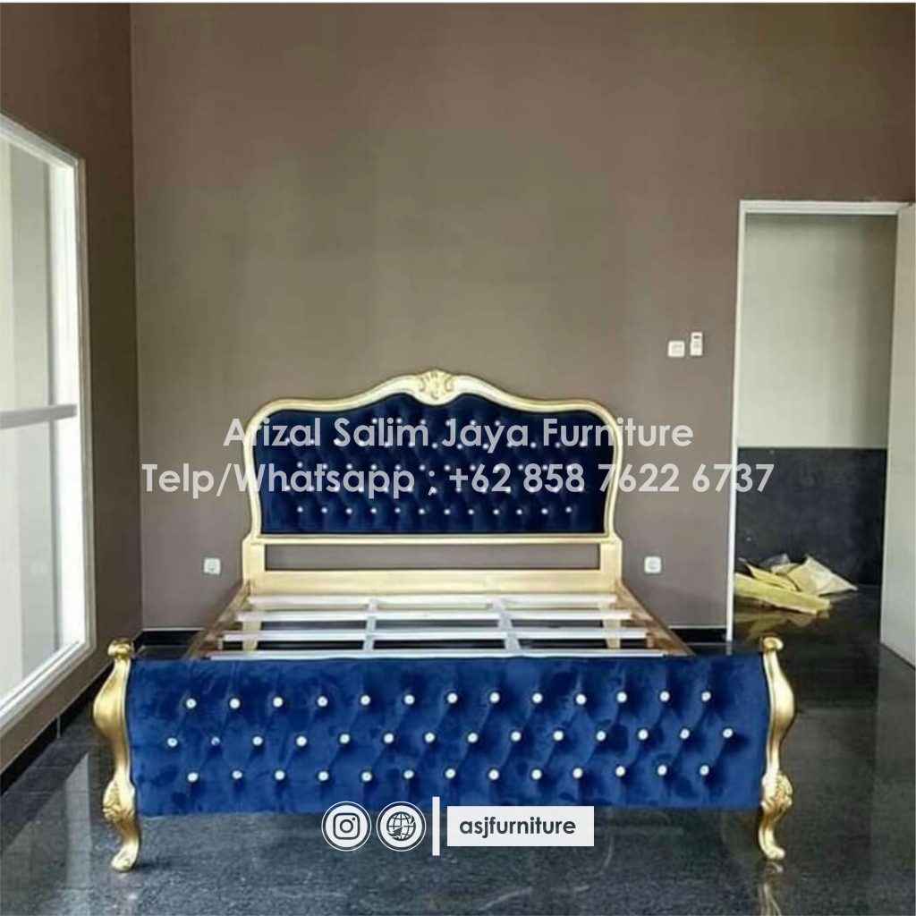 Tempat Tidur Klasik Sandaran
