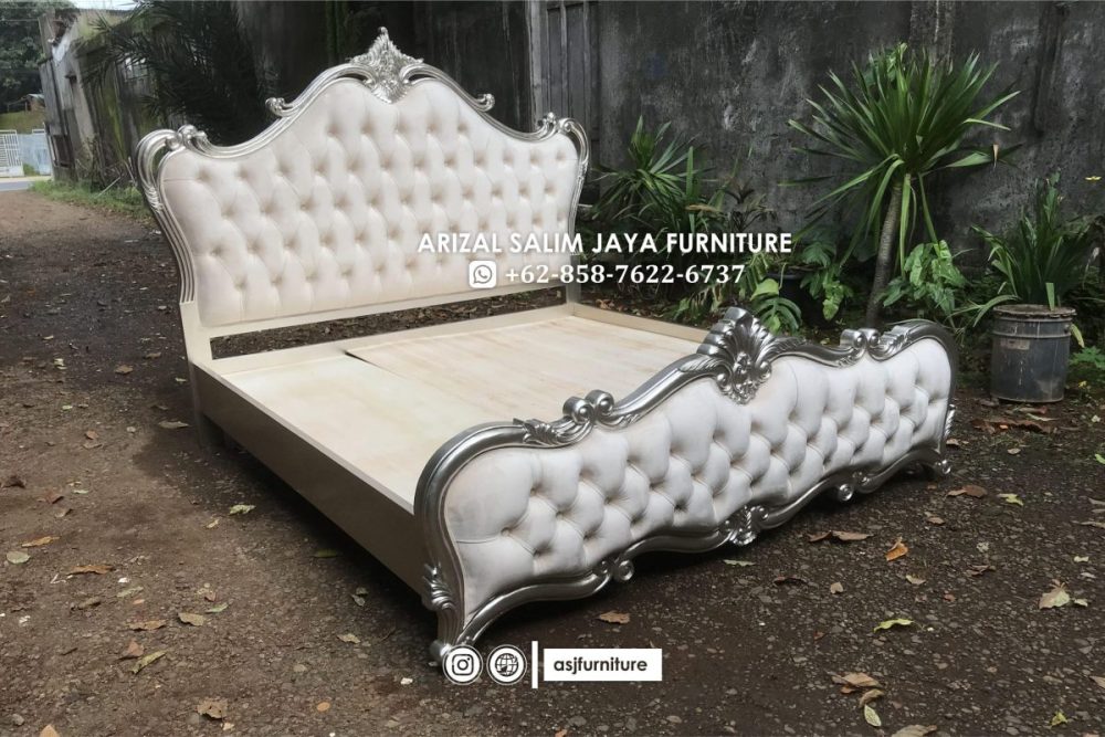 Tempat Tidur Sandaran Busa Klasik