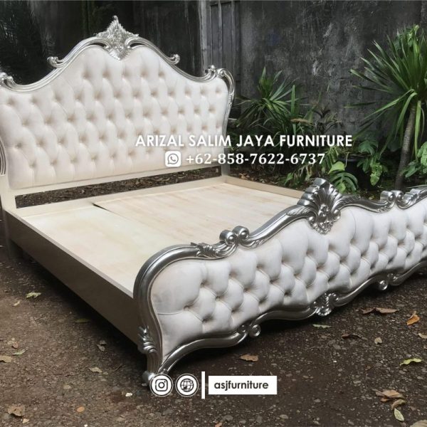 Tempat Tidur Sandaran Busa Klasik