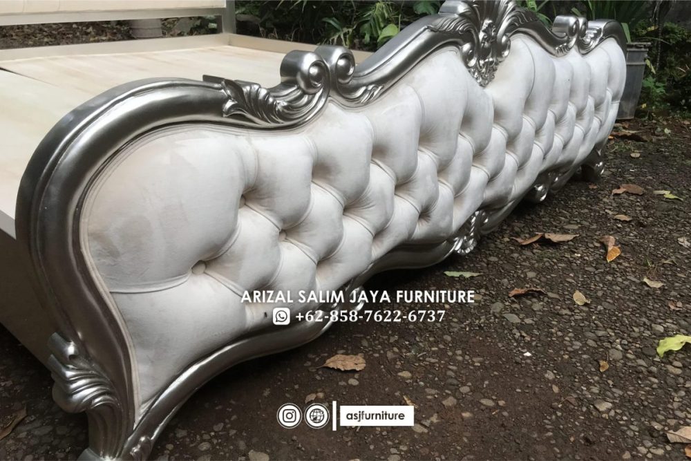 Tempat Tidur Sandaran Busa Klasik