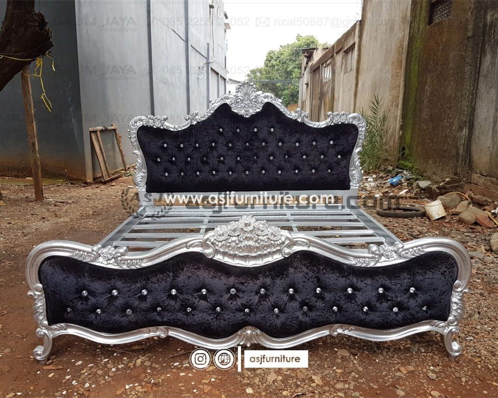 Dipan Tempat Tidur Klasik Mewah