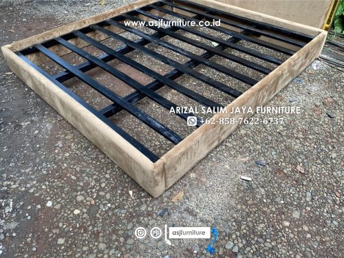 Dipan Tempat Tidur Mewah Sandaran Tinggi List Gold