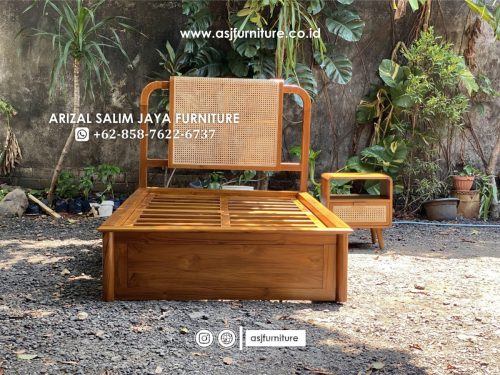 Ranjang Tidur Jati Sandaran Rotan Minimalis