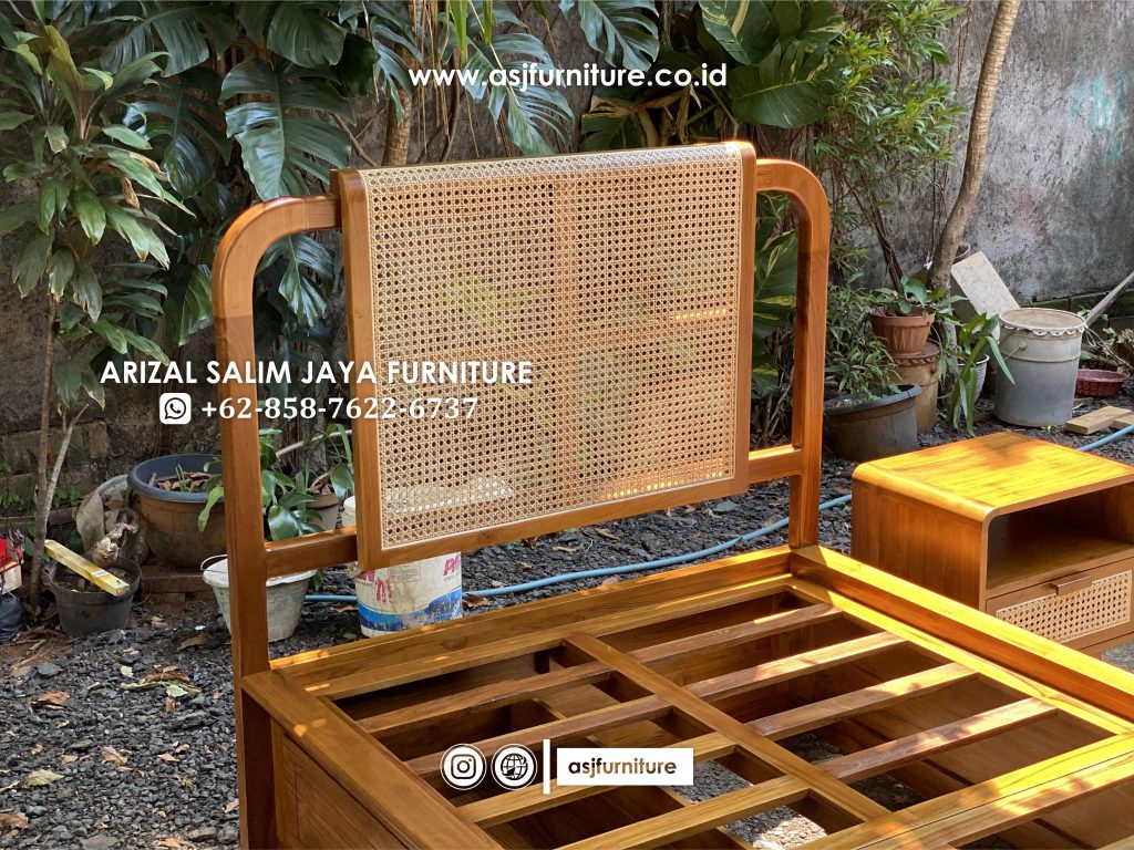 Ranjang Tidur Jati Sandaran Rotan Minimalis