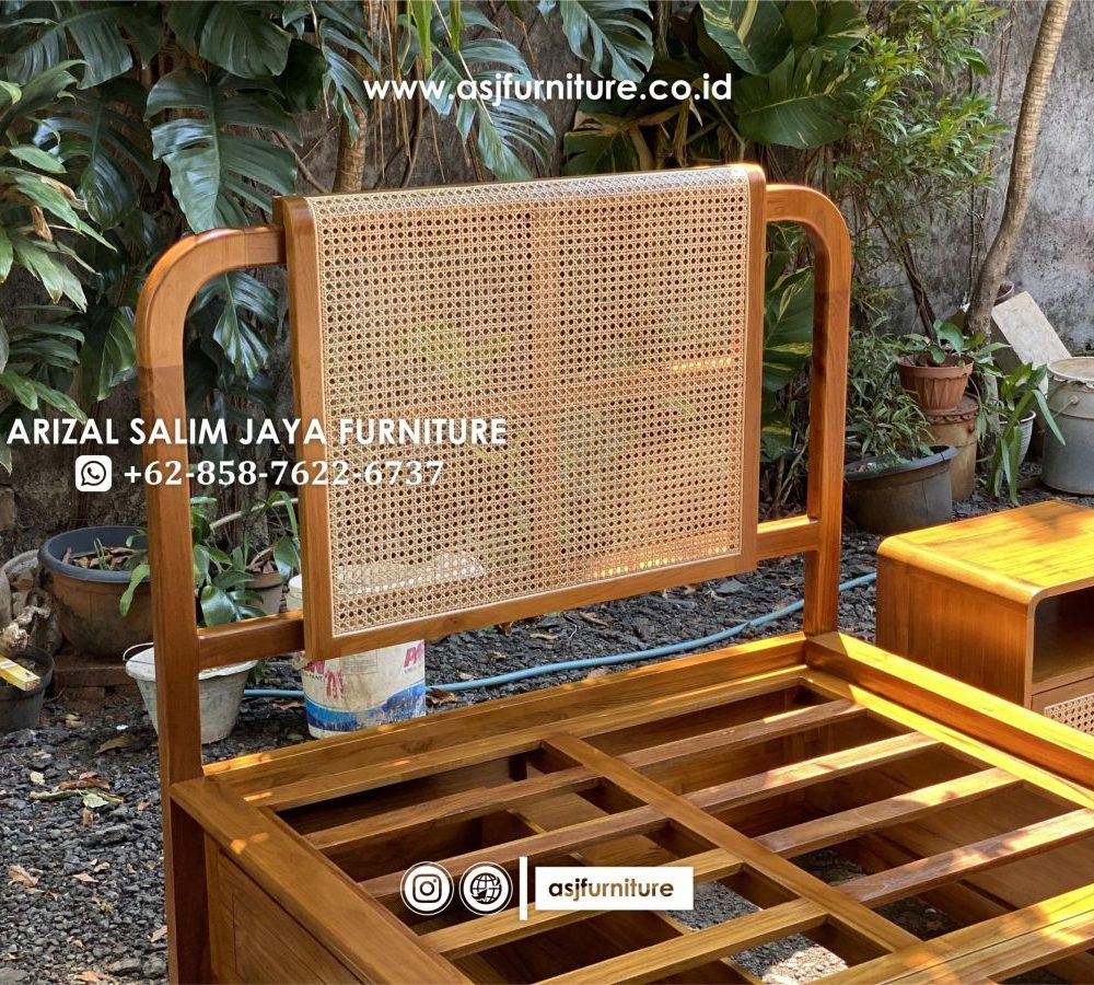 Ranjang Tidur Jati Sandaran Rotan Minimalis