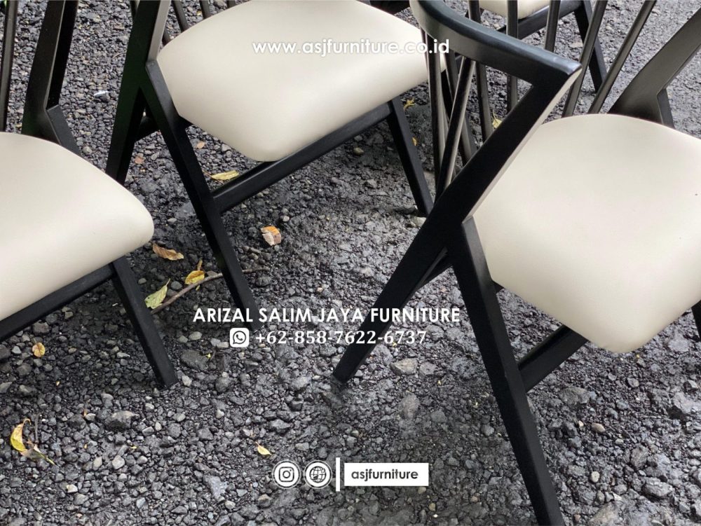 Kursi Makan Duco Hitam Jari Jari Modern